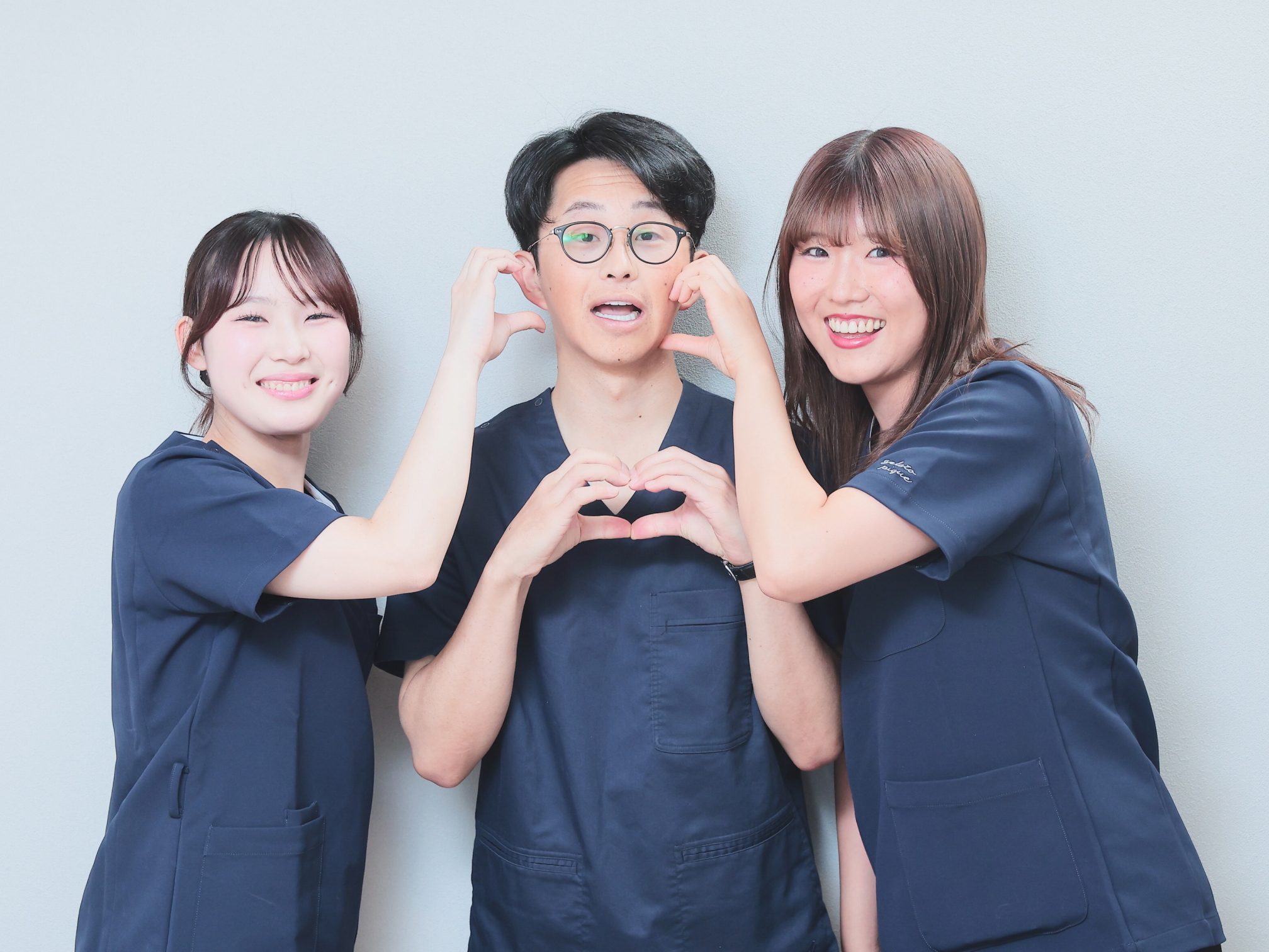 笑顔のスタッフ集合写真